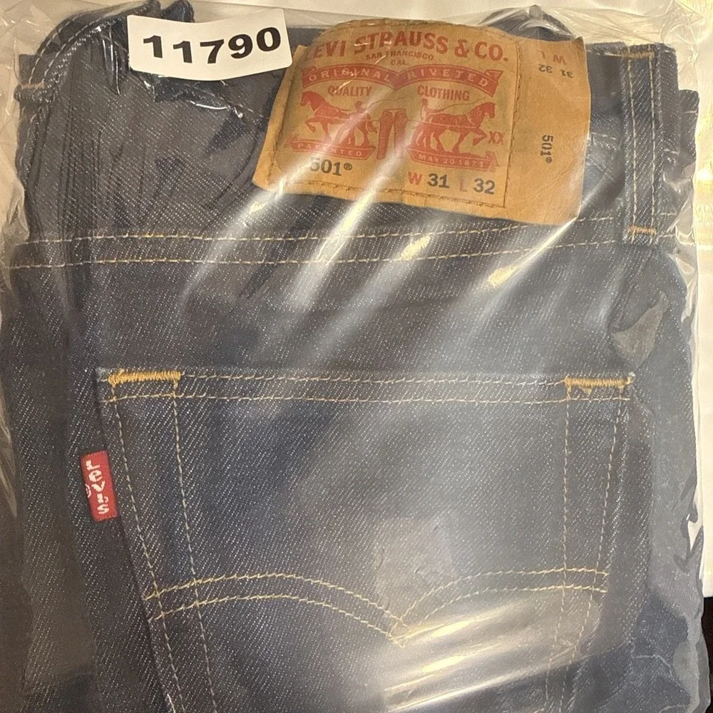 Levi's 501 Straight Fit Men's Jeans Button Fly 31×32 (actual 31×31)‎